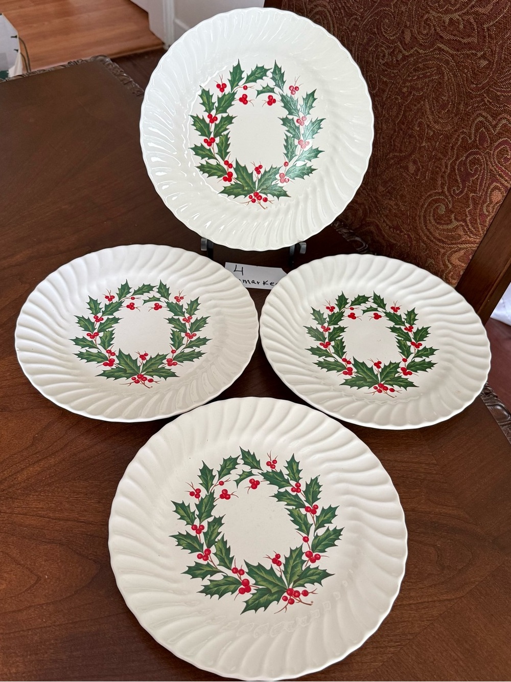 Set of 4 VTG Unmarked SCIO Holly Christmas Swirl Scalloped 10” Dinner Plates****